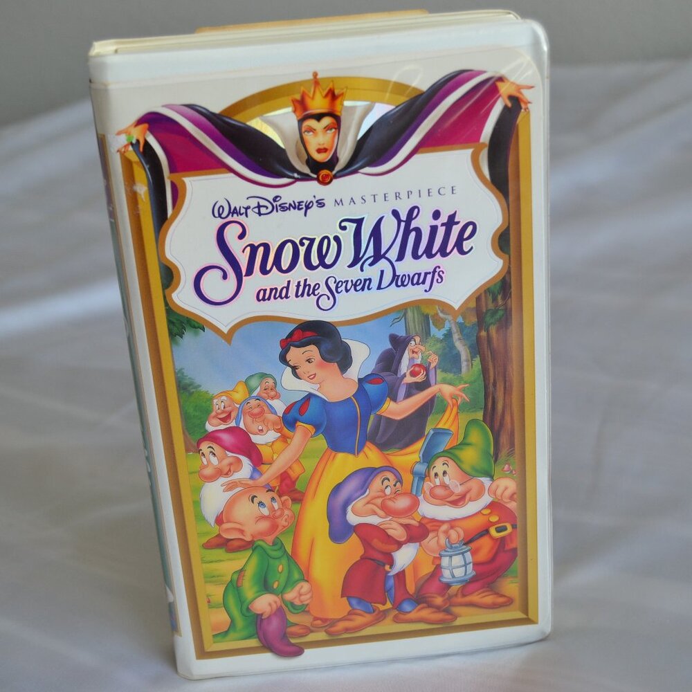 VINTAGE WALT DISNEY'S MASTERPEACE SNOW WHITE VHS VIDEO-CLAMSHELL CASE- PRE-OWNED